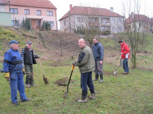 Zahrádkáři - sázení ovocných stromů ve školní zahradě - 15.3.2015